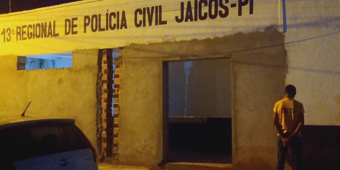 Homem é conduzido pela PM por fornecer bebida alcóolica a menor de idade em Francisco Macedo
