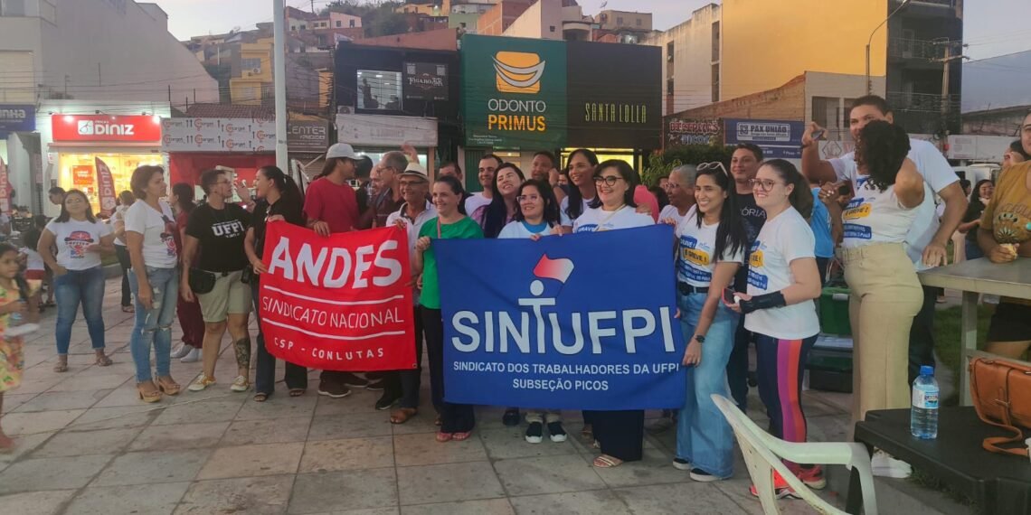 Professores, estudantes e técnicos administrativos da educação federal promovem ato em Picos