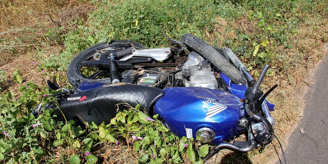 Uma pessoa morre e outra fica gravemente ferida em acidente com carro e moto em Massapê do Piauí