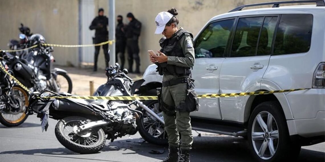 Policiais ficam feridos após bater em veículos durante perseguição a suspeitos de assalto em Teresina