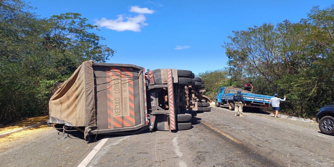 Acidente em Inhuma: Carreta com  excesso de peso tomba e provoca colisão na  BR-316