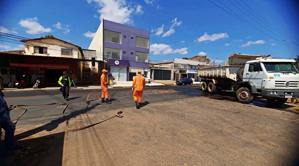 Acidente entre caçamba e caminhonete interdita trecho da PI-238 em Picos
