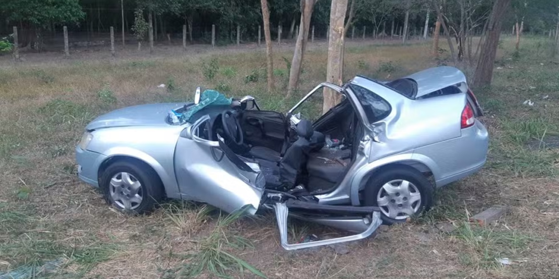 Carro colide com árvore na BR-343 em Teresina, deixando três mulheres feridas