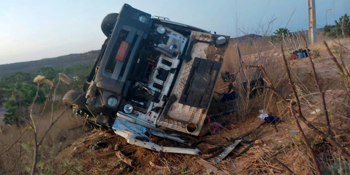 Caminhão carregado com caju tomba na BR-407 em Jaicós