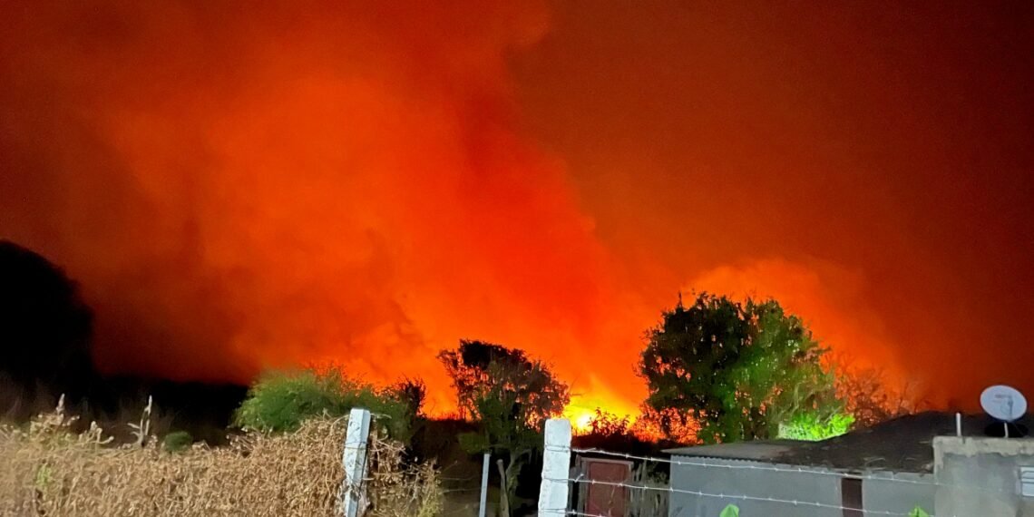 Incêndio avança sobre zona rural de Santana e ameaça residências