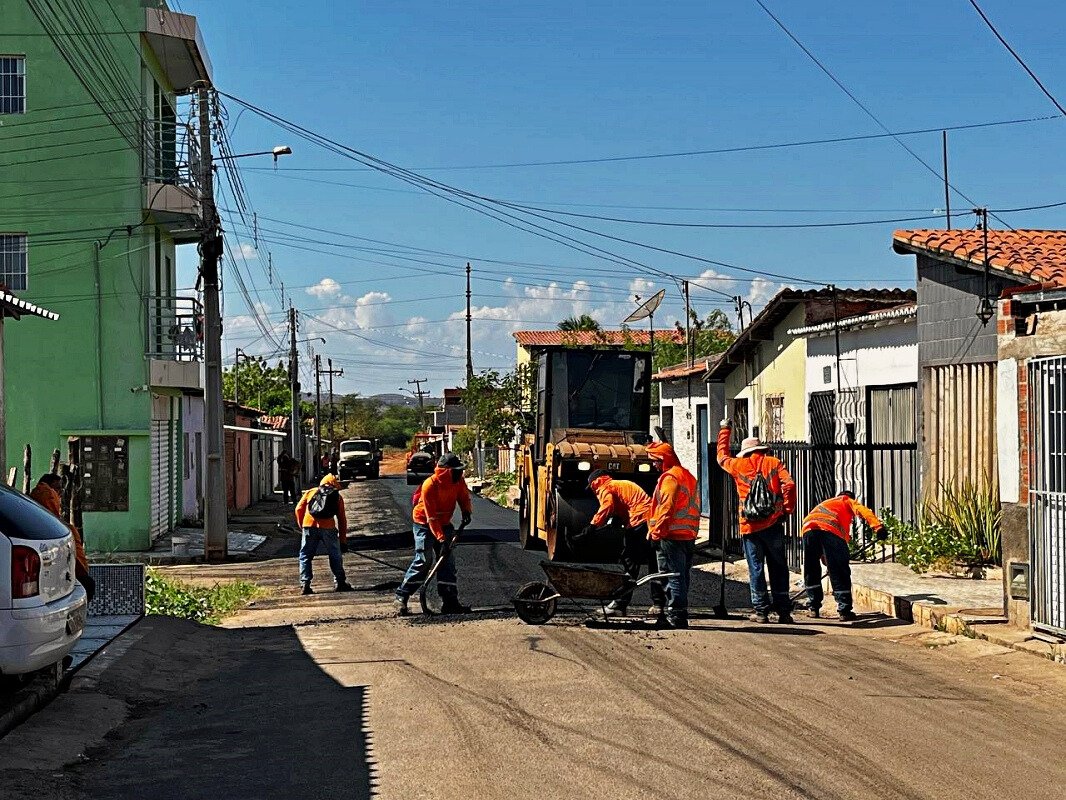 Governo do Piauí avança com obras de pavimentação no bairro Parque de Exposição, em Picos