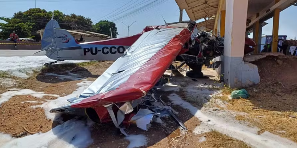 Piloto e manicure permanecem internados após queda de avião em Teresina